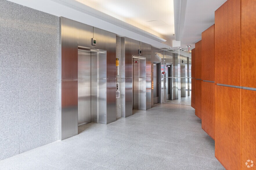 1001 W Broadway, Vancouver, BC à louer - Hall d’entrée - Image 3 de 6