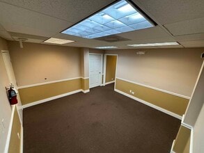 2727 E Oakland Park Blvd, Fort Lauderdale, FL for lease Interior Photo- Image 2 of 6