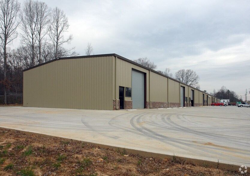 4714-4748 Atlanta Hwy, Flowery Branch, GA à louer - Photo du bâtiment - Image 3 de 9