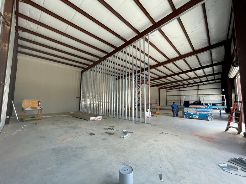 22131 Rothwood Rd, Spring, TX for lease - Interior Photo - Image 2 of 8