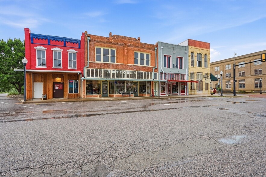 321 N Main St, Bonham, TX for sale - Building Photo - Image 2 of 29