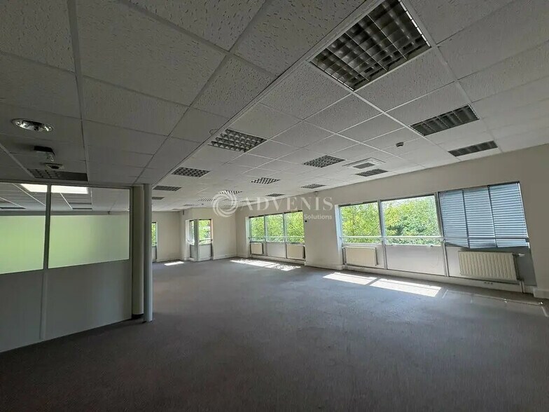Office in Guyancourt for lease - Interior Photo - Image 2 of 6