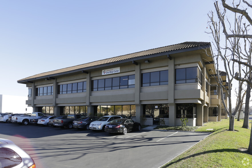 7077 Orangewood Ave, Garden Grove, CA for lease - Building Photo - Image 1 of 5