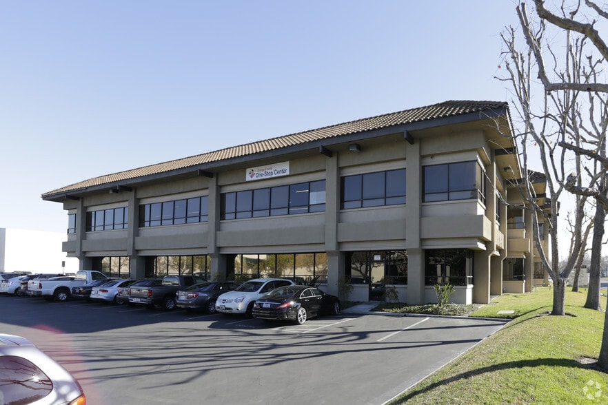7077 Orangewood Ave, Garden Grove, CA for lease - Primary Photo - Image 1 of 5
