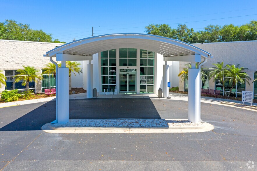 4051 Upper Creek Dr, Sun City Center, FL à louer - Photo du bâtiment - Image 3 de 4
