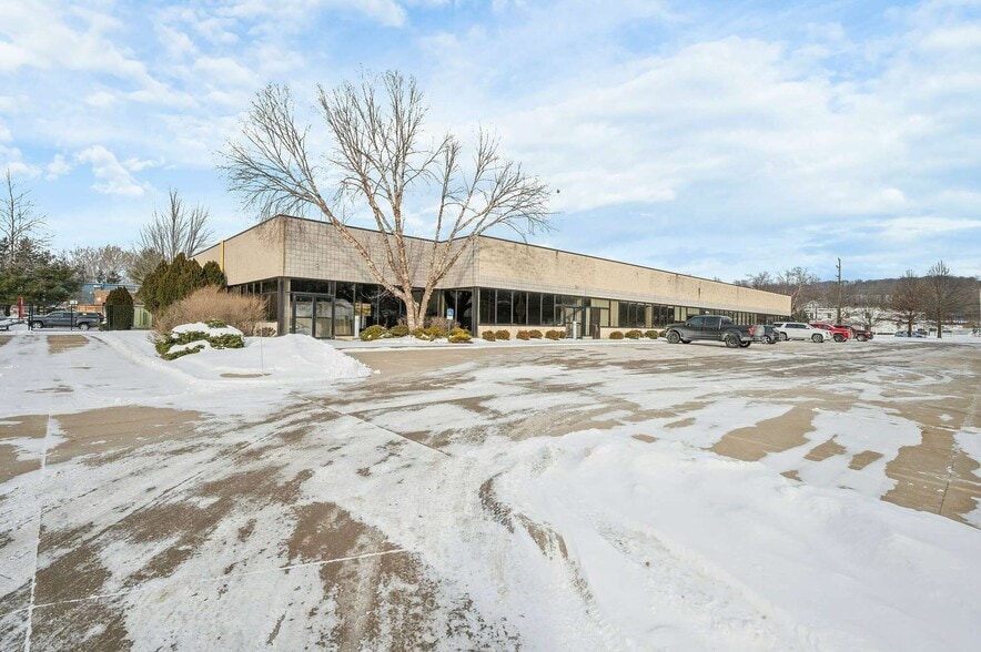 13390 York Rd, North Royalton, OH à vendre - Photo du bâtiment - Image 2 de 6