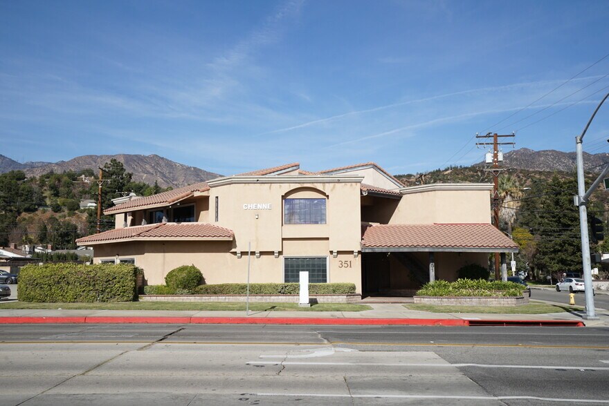 351 E Foothill Blvd, Arcadia, CA à louer - Photo du bâtiment - Image 1 de 11