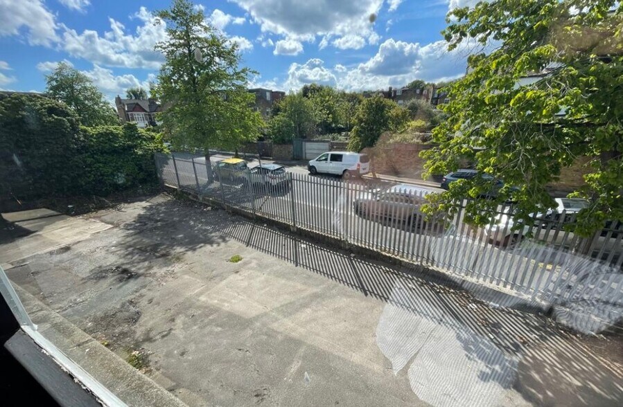 212 Durnsford Rd, Londres à louer - Photo du bâtiment - Image 3 de 3