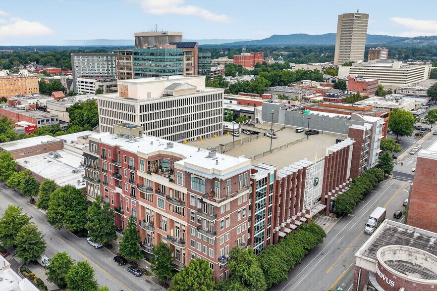 121-131 E McBee Ave, Greenville, SC à louer - Photo du bâtiment - Image 3 de 5