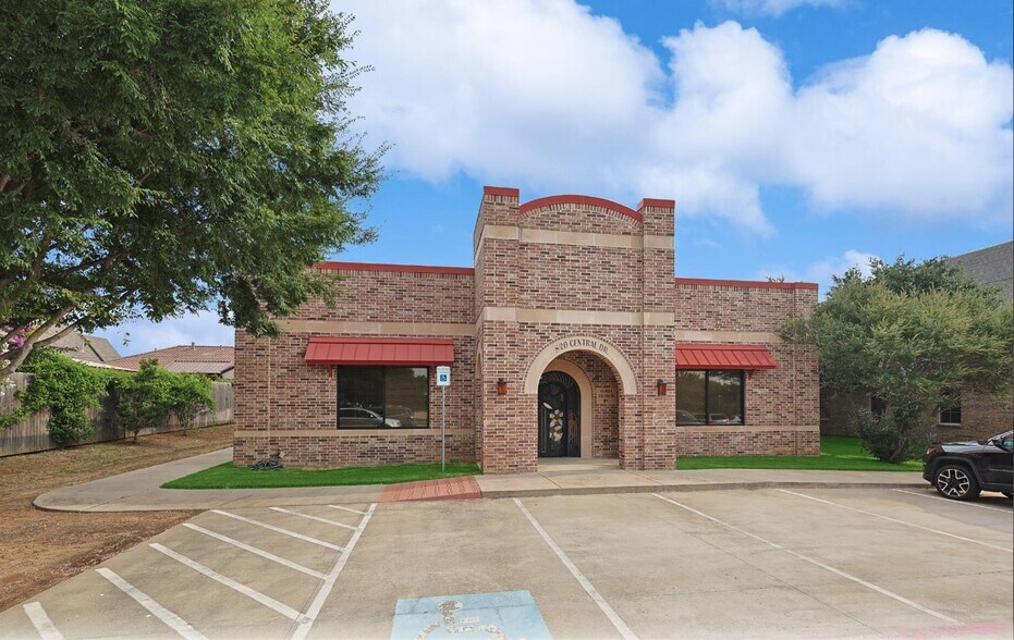 820 Central Dr, Colleyville, TX à louer - Photo du bâtiment - Image 2 de 74