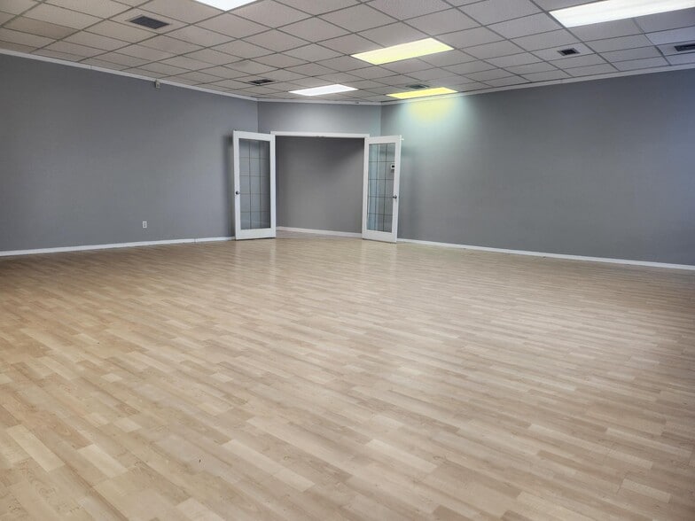 11203-11209 Jasper Ave NW, Edmonton, AB for lease - Interior Photo - Image 2 of 3