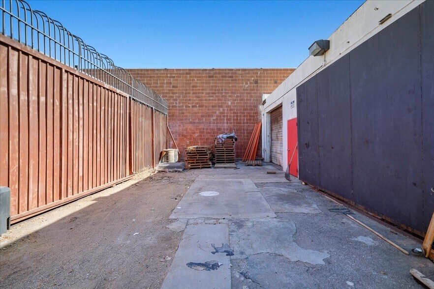 18141 Napa St, Northridge, CA à vendre - Photo du bâtiment - Image 2 de 4