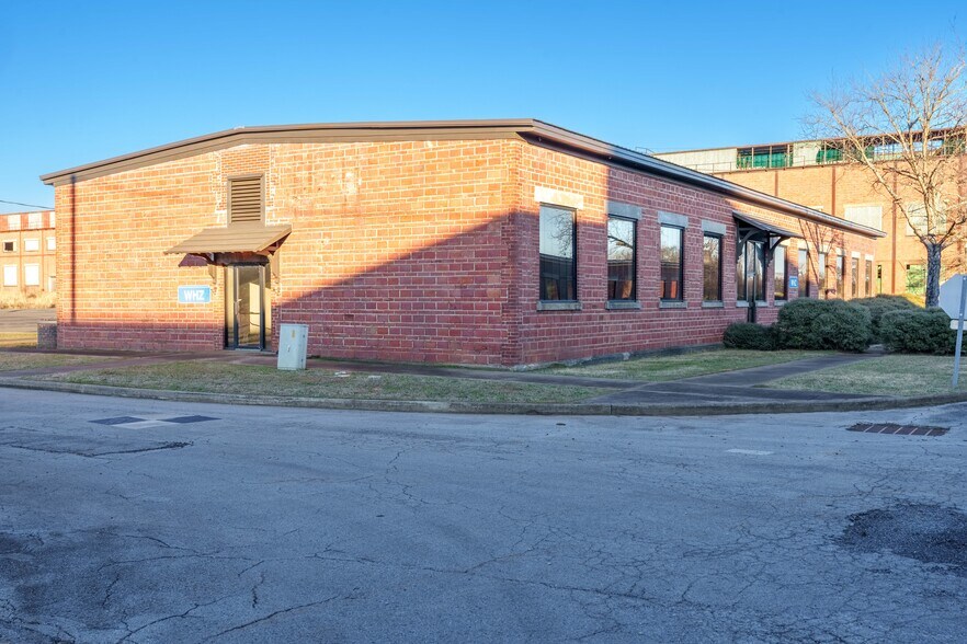 415 Franklin D Roosevelt Dr, Muscle Shoals, AL à louer - Photo du bâtiment - Image 3 de 30
