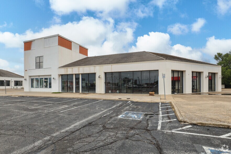 8321 E 61st St, Tulsa, OK for sale - Building Photo - Image 2 of 5