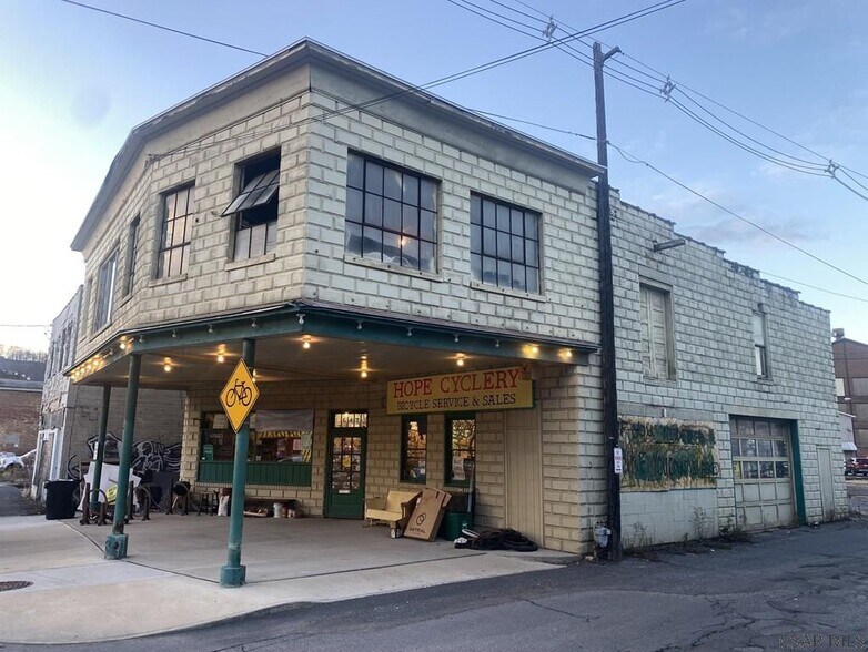 329 Matthews St, Johnstown, PA à vendre - Photo du bâtiment - Image 2 de 17