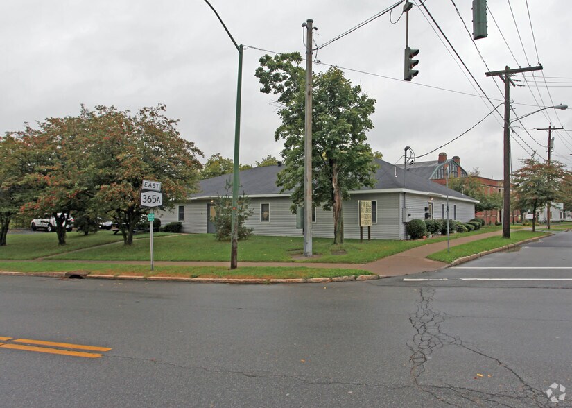 201 Cedar St, Oneida, NY à vendre - Photo du bâtiment - Image 2 de 2
