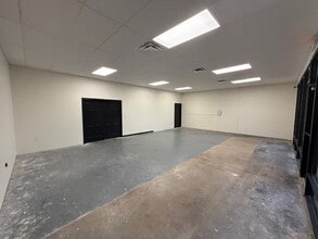 11233 Crown Park Dr, Houston, TX for lease Building Photo- Image 2 of 7
