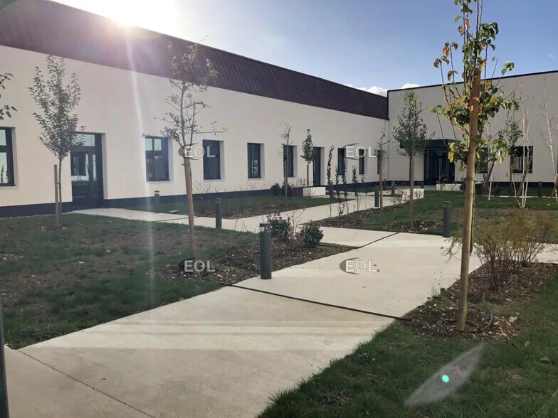 Office in Vénissieux for lease - Building Photo - Image 2 of 9