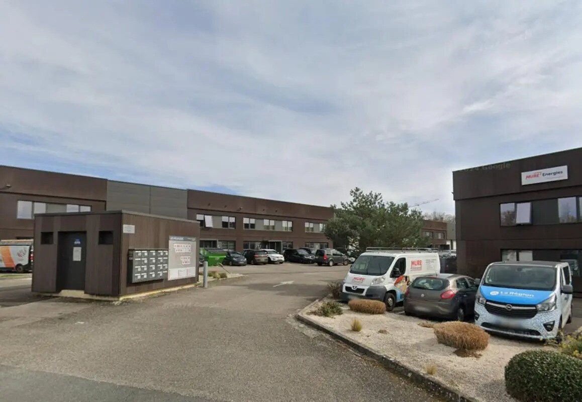 Flex in Dardilly for lease Building Photo- Image 1 of 2