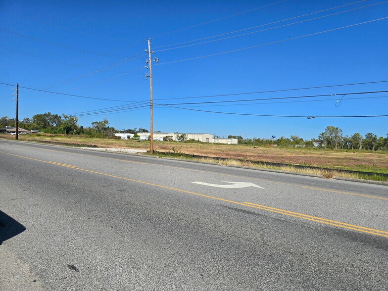 1201 E 1st St, Humble, TX à louer - Autre - Image 3 de 10
