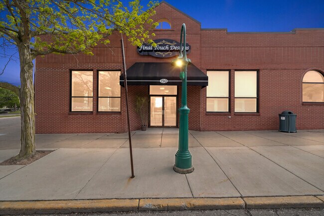 Plus de détails pour 150 E University Dr, Rochester, MI - Commerce de détail à louer