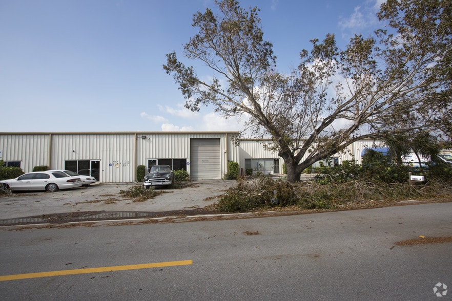 4073-4081 Mercantile Ave, Naples, FL for lease - Building Photo - Image 2 of 4