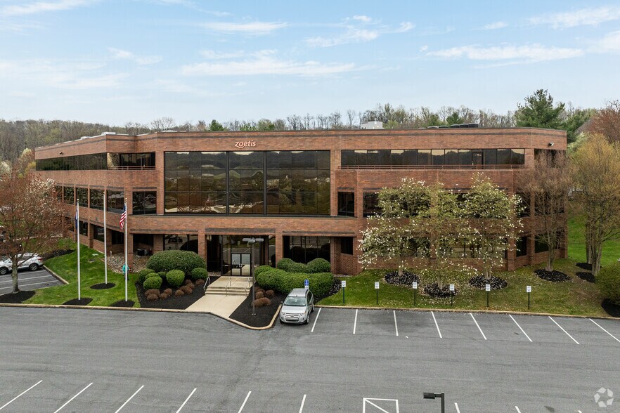 812 Springdale Dr, Exton, PA à louer - Photo du bâtiment - Image 2 de 12