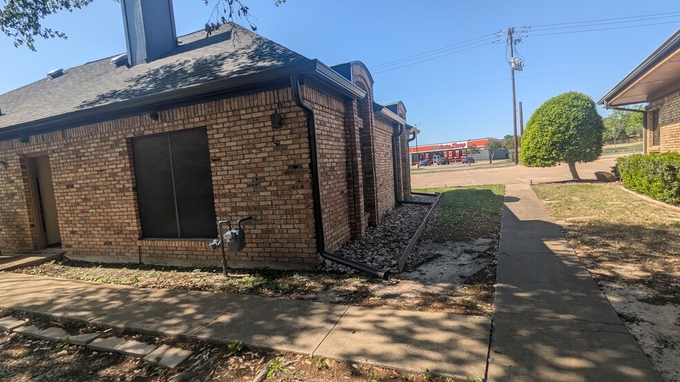 304 Harwood Rd, Bedford, TX for lease - Building Photo - Image 3 of 20