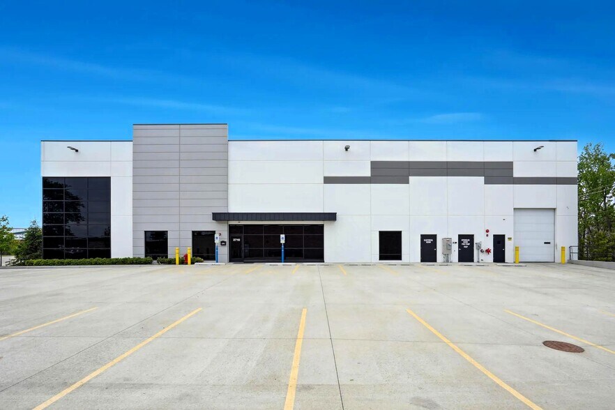 2710 United Ln, Elk Grove Village, IL à louer - Photo du bâtiment - Image 3 de 13