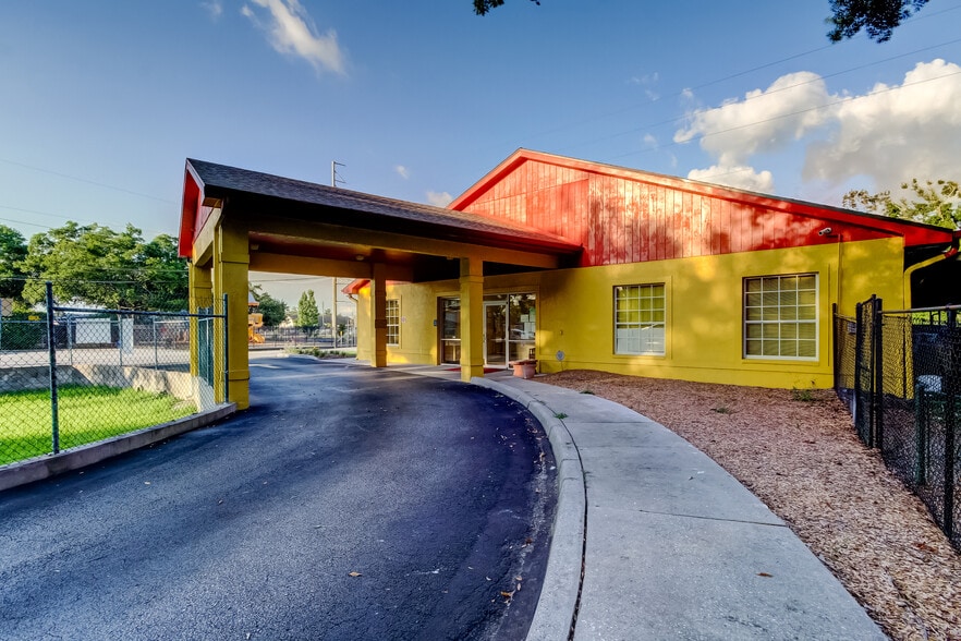 8816 W Robson St, Tampa, FL for sale - Building Photo - Image 2 of 15