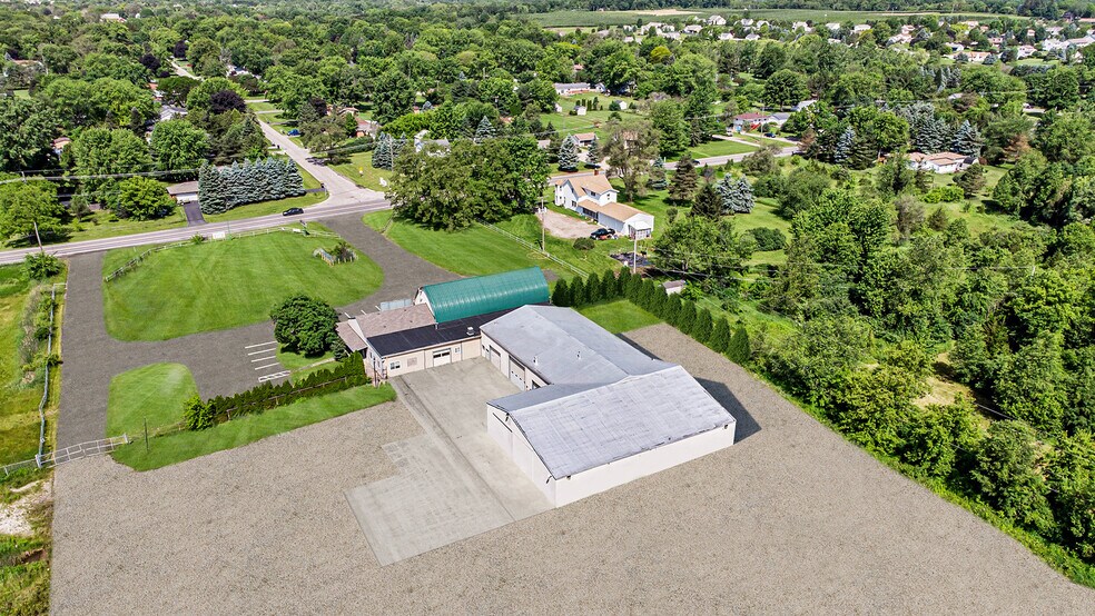 28342 Pontiac Trl, South Lyon, MI à louer - Photo du bâtiment - Image 1 de 3