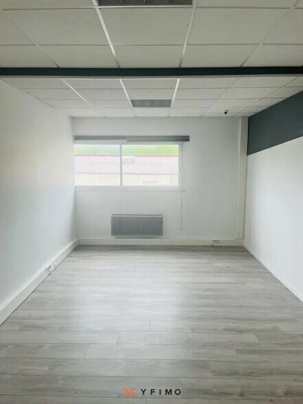 Office in Morainvilliers for lease - Interior Photo - Image 2 of 4
