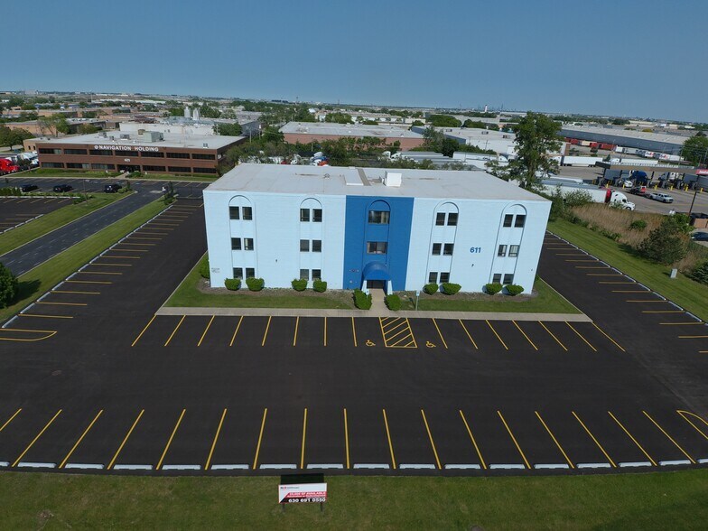611 Busse Rd, Bensenville, IL for lease - Building Photo - Image 1 of 13