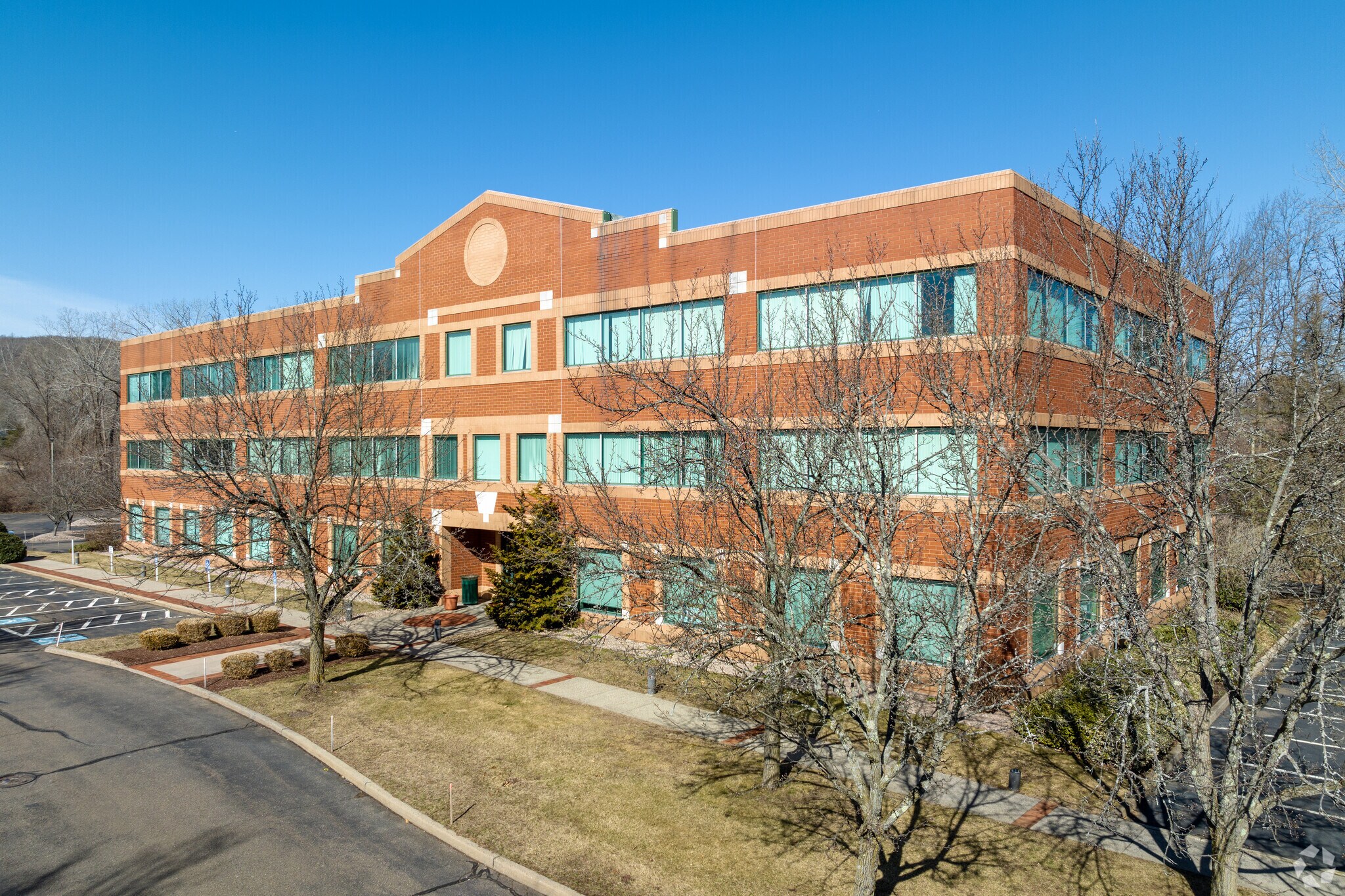 700 W Johnson Ave, Cheshire, CT à louer Photo du bâtiment- Image 1 de 10