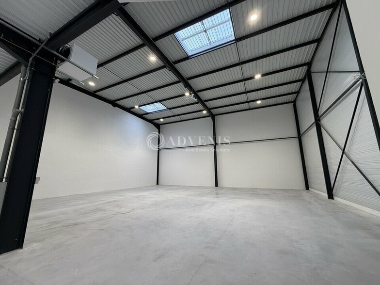 Flex in Chalifert for lease - Interior Photo - Image 1 of 8