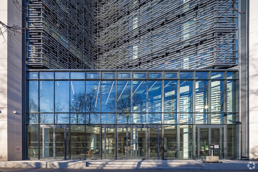 Office in Saint-Ouen-sur-Seine for lease - Building Photo - Image 3 of 3