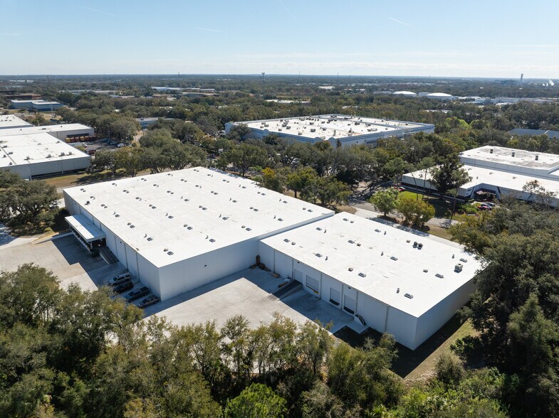 3214 Queen Palm Dr, Tampa, FL à louer - Photo du bâtiment - Image 2 de 7