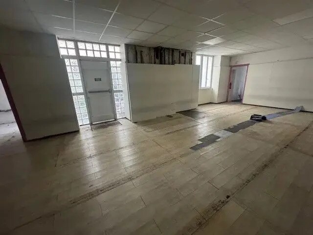 Retail in Levallois-Perret for lease Building Photo- Image 1 of 8