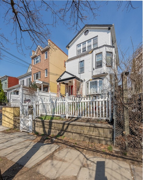 1129 30th Rd, Astoria, NY à vendre - Photo du bâtiment - Image 1 de 9