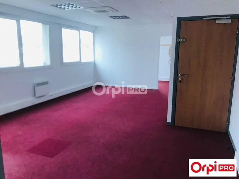 Office in Lille for lease - Interior Photo - Image 1 of 4