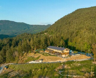 Plus de détails pour Pender Harbour Hotel and Grasshopper Pub – à vendre, Madeira Park, BC