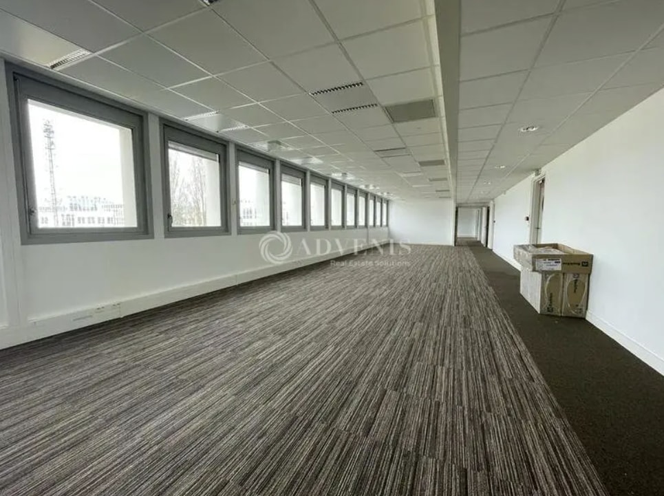 Office in Vélizy-Villacoublay for lease Interior Photo- Image 1 of 4