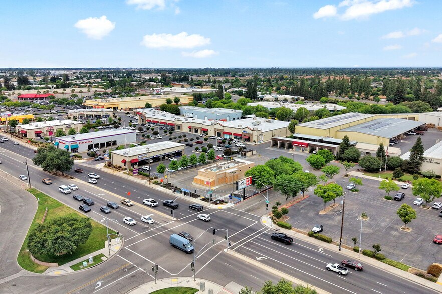 4270 W Shaw Ave, Fresno, CA à louer - Photo du bâtiment - Image 2 de 3