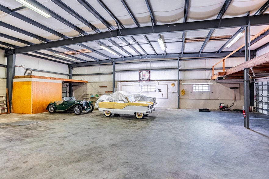 925 13th Ln, Vero Beach, FL for sale - Interior Photo - Image 3 of 14