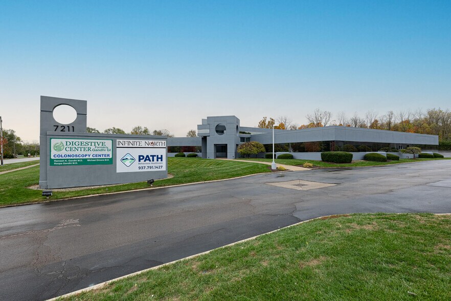 7211 N Main St, Dayton, OH à louer - Photo du bâtiment - Image 3 de 11