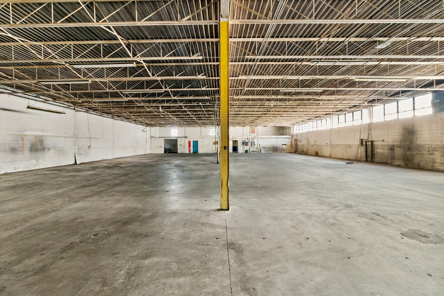 32537 Parklane Ave, Garden City, MI for sale - Interior Photo - Image 3 of 5