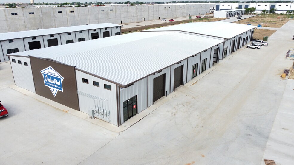 13055 Harmon Rd, Fort Worth, TX à louer - Photo du bâtiment - Image 2 de 12