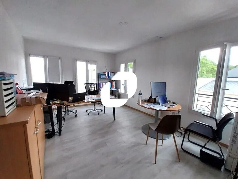 Office in Élancourt for lease - Interior Photo - Image 1 of 9