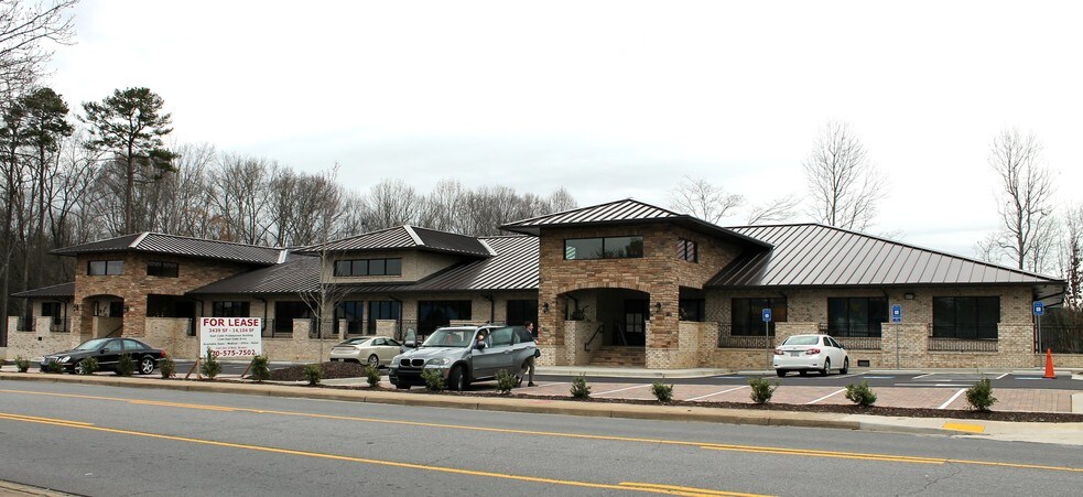 1314 E Cobb Dr, Marietta, GA à louer - Photo du bâtiment - Image 2 de 35