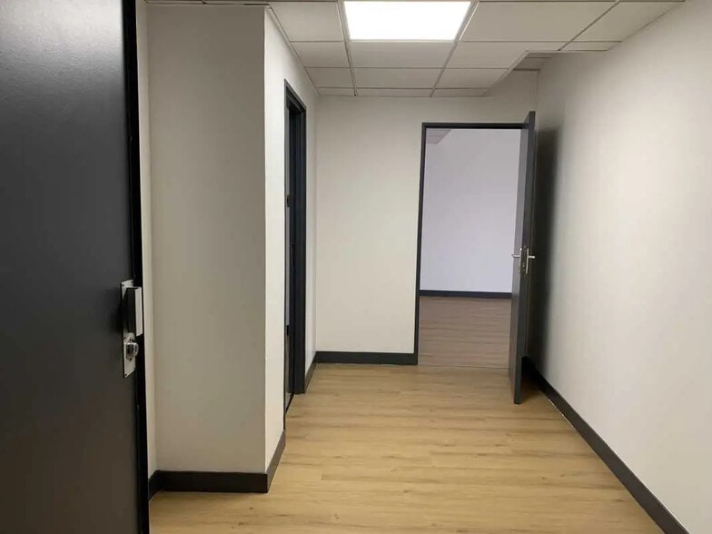 Flex in Ivry-sur-Seine for lease - Interior Photo - Image 2 of 6